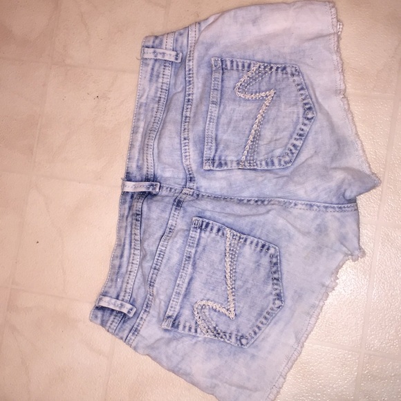 Shorts with Crochet on sides - Picture 3 of 3